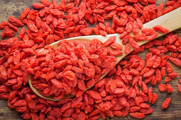 Goji-Beeren in einem Holzlöffel — Stockfoto