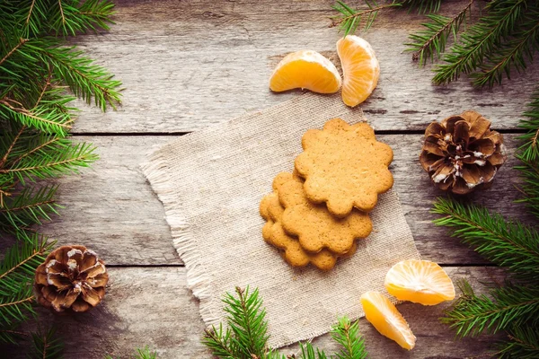 Biscoito de gengibre com tangerinas no fundo de Natal — Fotografia de Stock