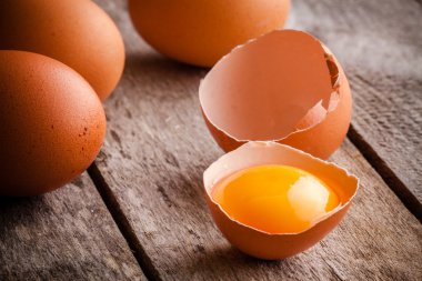 Taze çiftlik yumurtaları