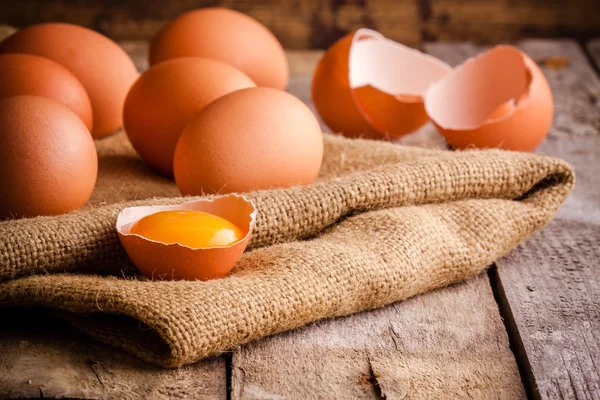 Свіжі фермерські яйця на мішку — стокове фото
