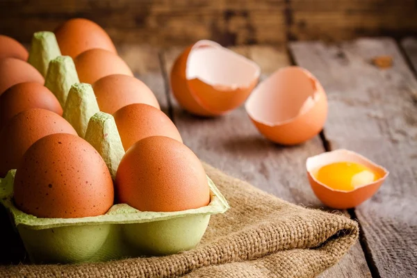 Uova fresche di fattoria nella confezione — Foto Stock