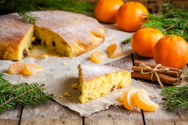 Рождественский кусок пирога с мандариновыми апельсинами и корицей — стоковое фото