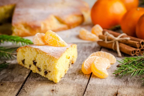 Boże Narodzenie kawałek tortu herbatniki z mandarynki i cynamon — Zdjęcie stockowe