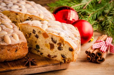 Dundee kek ahşap bir masa üzerine