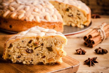 Dundee kek ahşap bir masa üzerine