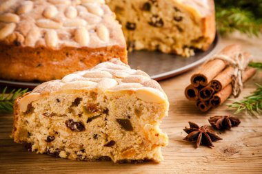 Dundee kek ahşap bir masa üzerine