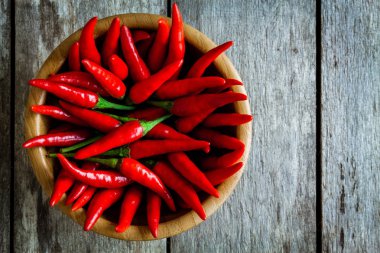 Kavanozda kırmızı kırmızı biber 