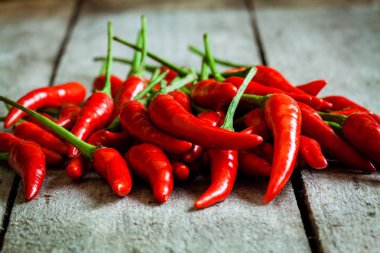 ahşap arka plan üzerinde kırmızı sıcak biber