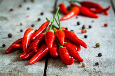 ahşap arka plan üzerinde kırmızı sıcak biber