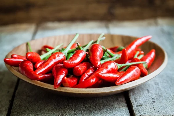 Röd hoade Chilipeppar i skålen — Stockfoto