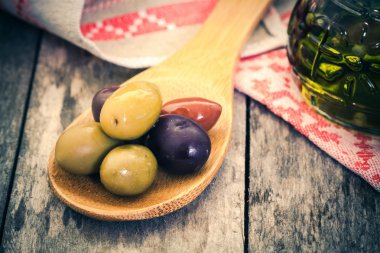 karışımı bir kase içinde organik zeytin 