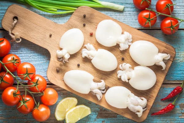 Raw babies cuttlefish  on a cutting board — Stock Photo, Image