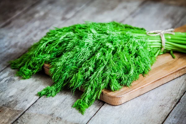 ahşap arka plan üzerinde taze organik dereotu demet