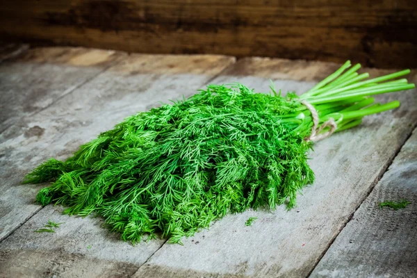 Massa färsk ekologisk dill på trä bakgrund — Stockfoto