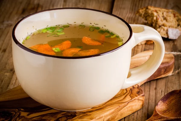 Taza con sopa de verduras primer plano — Foto de Stock
