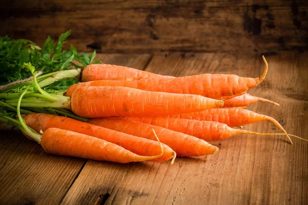 Bouquet de carottes fraîches sur bois — Photo