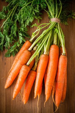 taze organik havuç grup ahşap arka plan üzerinde