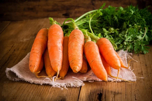 Свіжа морква на дерев'яному фоні — стокове фото