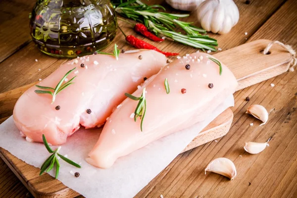 Filete de pollo crudo con ajo, pimienta y romero —  Fotos de Stock