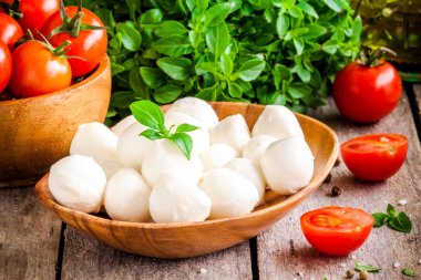 Mozzarella peyniri, organik kiraz domates ve taze fesleğen