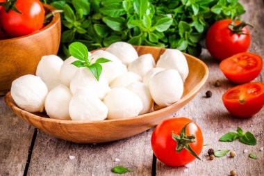 Mozzarella peyniri, organik kiraz domates ve taze fesleğen