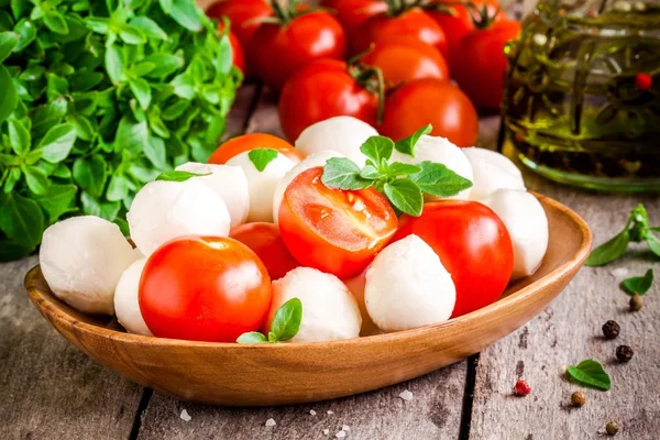 Mussarela, tomates cereja orgânicos, manjericão fresco e azeite — Fotografia de Stock