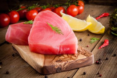 Dereotu, limon ve kiraz domates ile ham ton balığı filetosu 