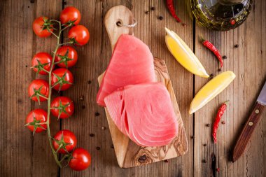 Dereotu, limon, kiraz domates ve zeytinyağı ile ham ton balığı filetosu