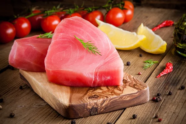 Rohes Thunfischfilet mit Dill, Zitrone und Kirschtomaten — Stockfoto