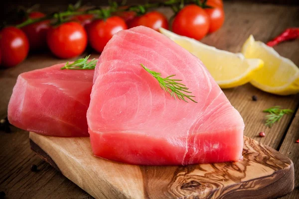 Dereotu, limon, kiraz domates ve zeytinyağı ile ham ton balığı filetosu