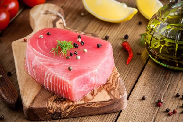 Filetto di tonno crudo con aneto, limone e peperoni Fotografia Stock