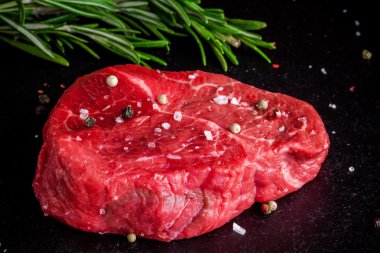 Biberiye, tuz ve biber closeup ile çiğ biftek