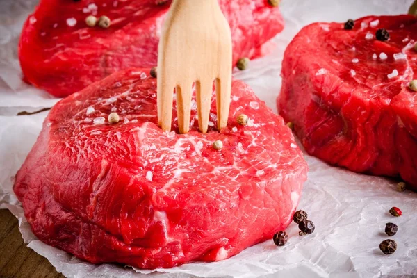 Bir çatal ile çiğ biftek — Stok fotoğraf