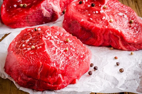 Nyers steak, tengeri sóval és borssal — Stock Fotó