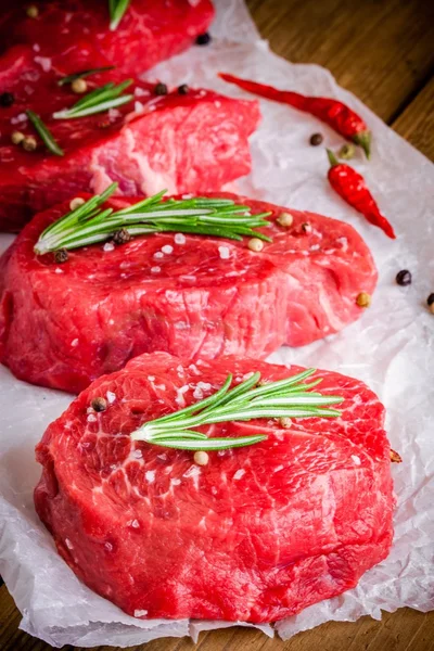 Çiğ biftek biberiye, sarımsak, tuz ve biber ile — Stok fotoğraf