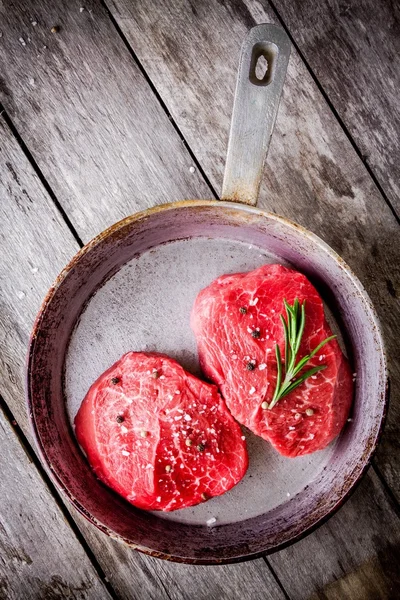 Két nyers steak a serpenyőben — Stock Fotó