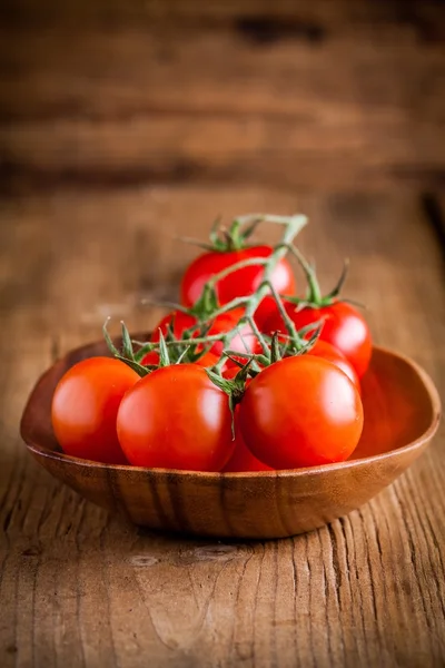 Un manojo de tomates cherry orgánicos frescos en un tazón —  Fotos de Stock