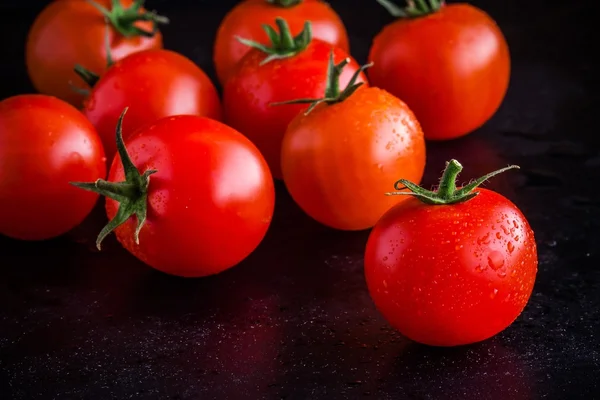 Tomates cereja orgânicos frescos com gotas closeup — Fotografia de Stock