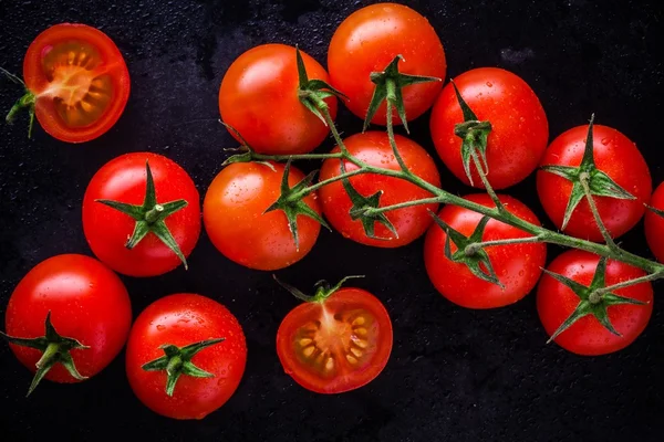 Um monte de tomates cereja orgânicos frescos — Fotografia de Stock
