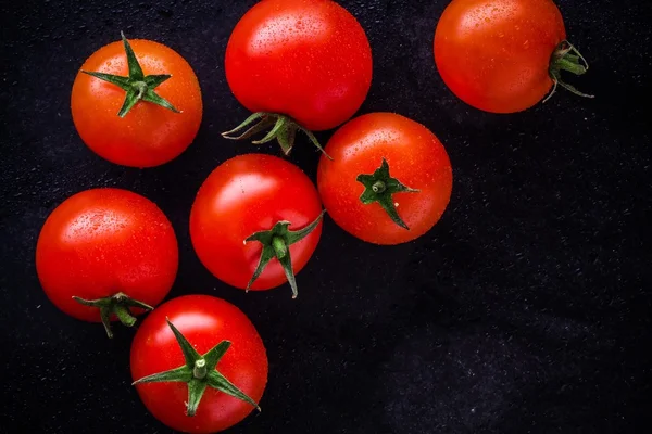 Tomates cherry orgánicos frescos con gotas —  Fotos de Stock