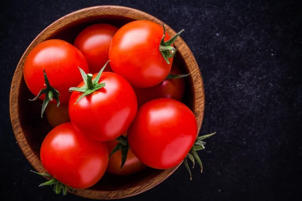 Tomates cereja orgânicos frescos em uma tigela closeup — Fotografia de Stock