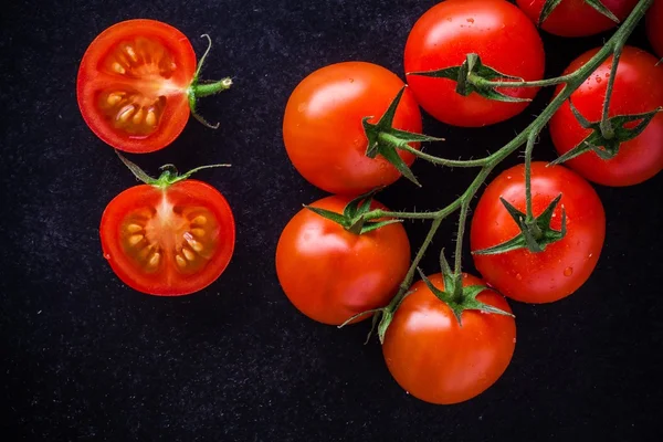 Um monte de tomates cereja orgânicos frescos — Fotografia de Stock