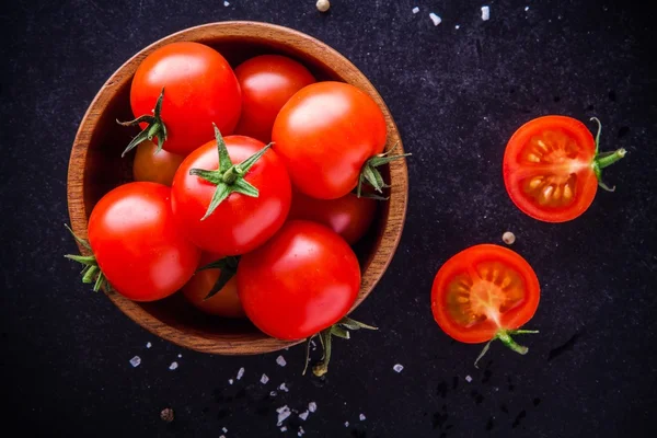 Свежие органические помидоры черри в миске — стоковое фото