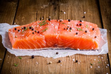 biber ve deniz tuzu ile taze somon parçası 