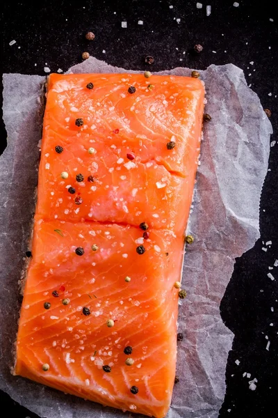 Filé de salmão fresco com pimenta e sal marinho — Fotografia de Stock