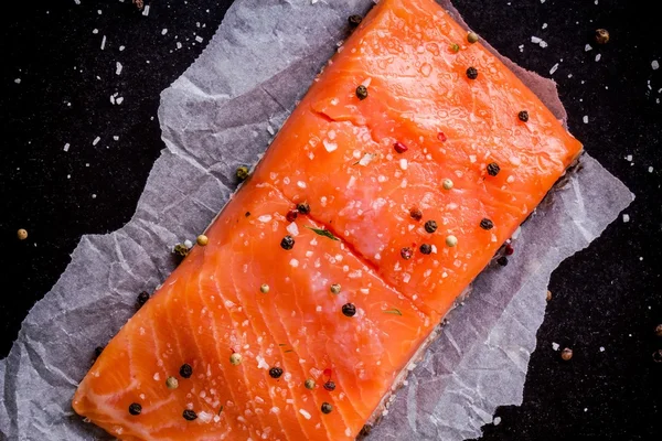 Свіже філе лосося з перцем і морською сіллю — стокове фото