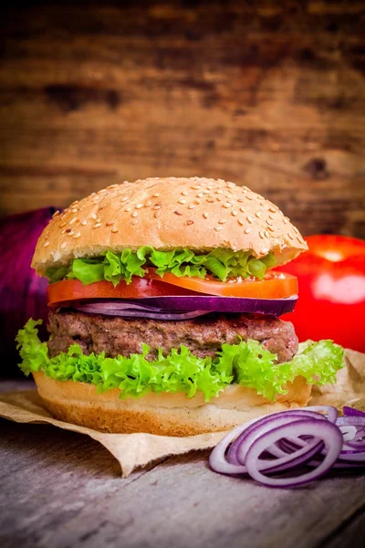 Домашній гамбургер зі свіжими органічними овочами — стокове фото
