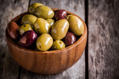ahşap kase closeup rustik bir tablo içinde karışık zeytin 