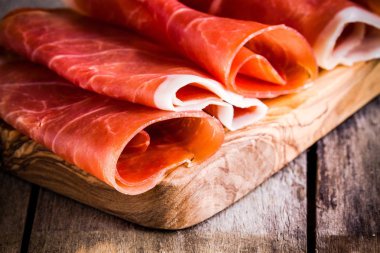prosciutto closeup bir kesme tahtası üzerinde ince dilim