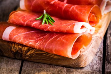 prosciutto biberiye closeup kesme tahtası ile ince dilim